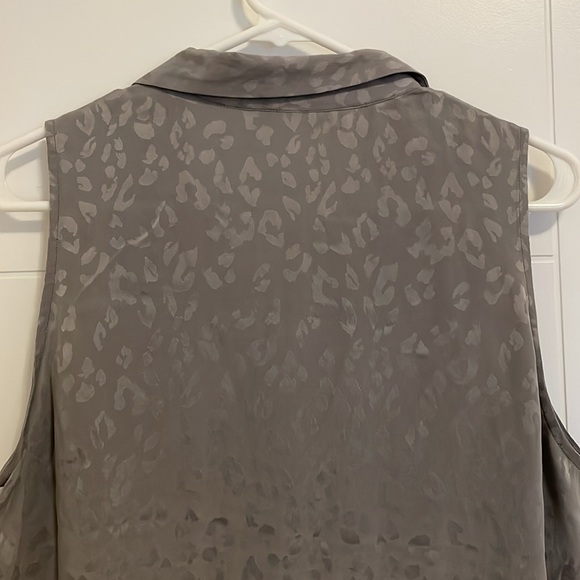 Equipment Adalyn Leopard Silver Sleeveless Blouse - Picture 6 of 8